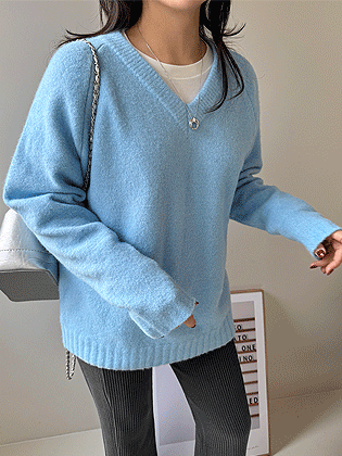 Fluffy V-neck loose fit wool knit