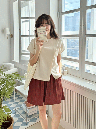 Pendant diagonal slit tee