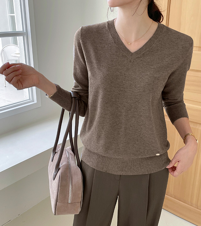 Soft Pendant V-Neck Knit