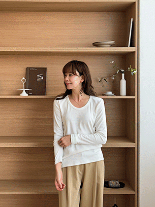 Wide U-neck long-sleeved T-shirt with a loose fit