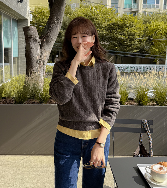 Cable semi-crop wool knit