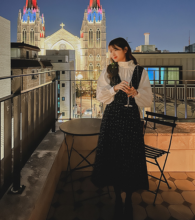 Jeanne back button puff blouse