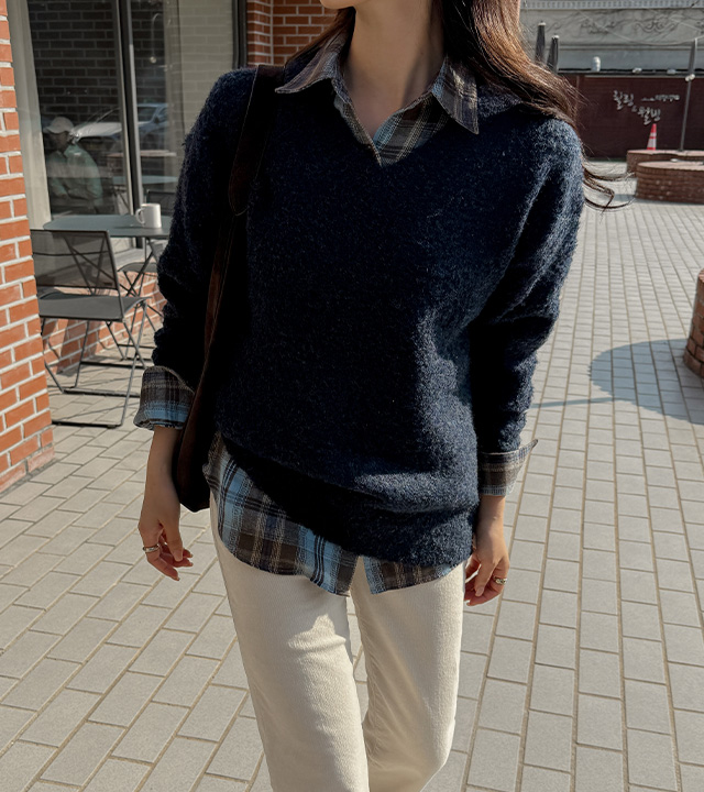 Bouclé V-neck wool knit