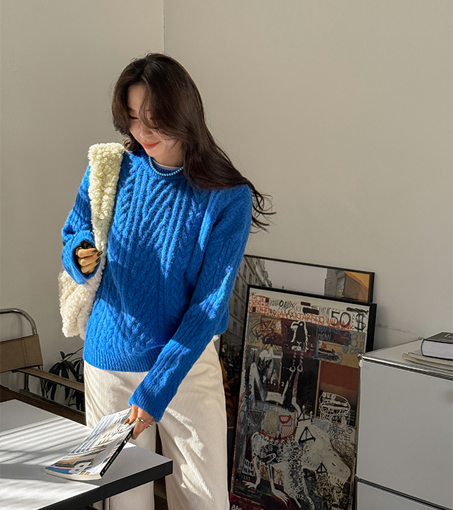 Vivid twist round knit