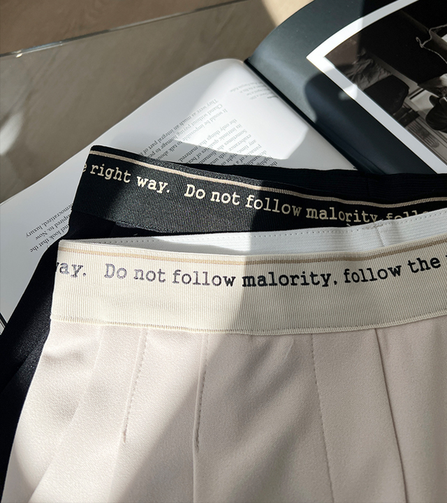 Follow lettering pintuck slacks