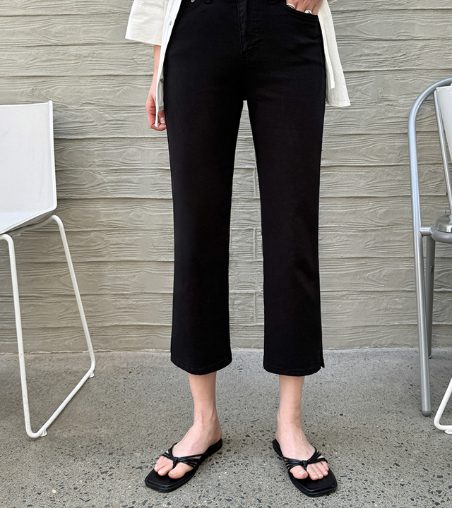 Twist strap slippers