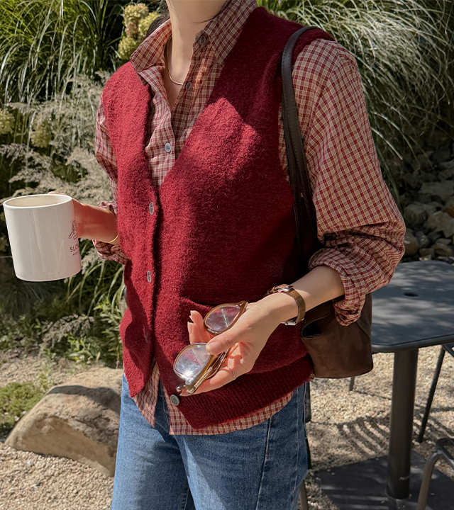 Two-pocket wool knit vest