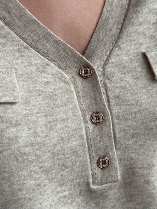 Pendant Button V-Neck Knit