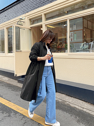 Peeling wide denim pants