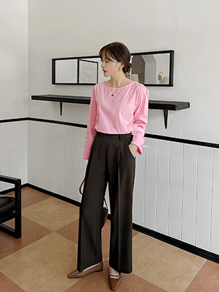 Mild one-pin tuck slacks