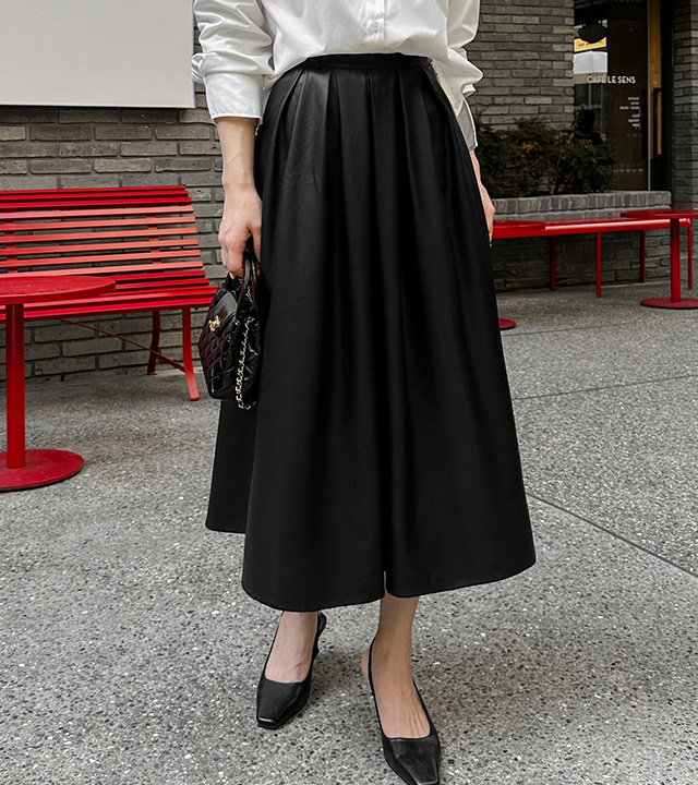 Fake leather pin tuck skirt