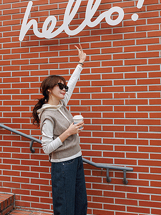 Two-tone color-block hooded wool knit vest 