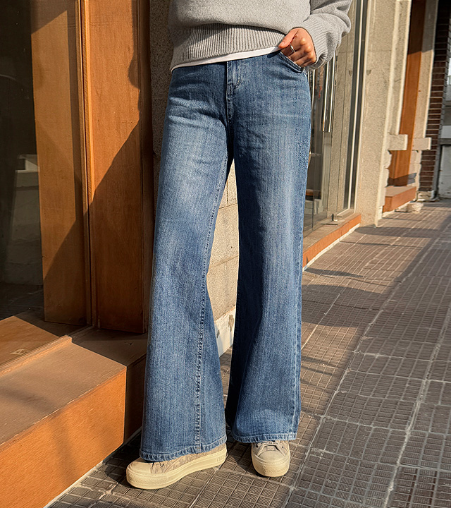 Clear semi-wide denim pants