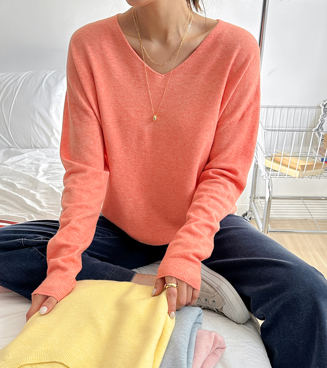 Low-length V-neck knit