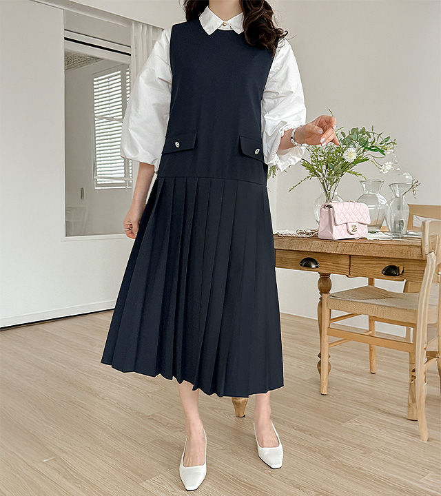 Blanc sleeveless pleated one-piece
