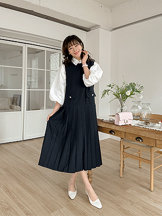 Blanc sleeveless pleated one-piece