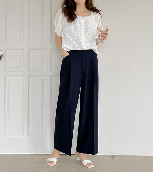 Diagonal pocket pin tuck slacks