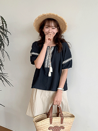 Ethnic embroidery blouse 