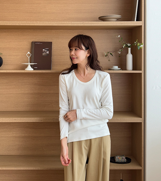 Wide U-neck long-sleeved T-shirt with a loose fit