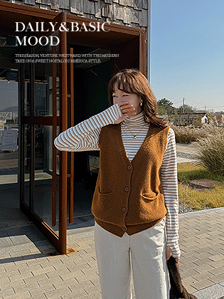 Two-pocket wool knit vest
