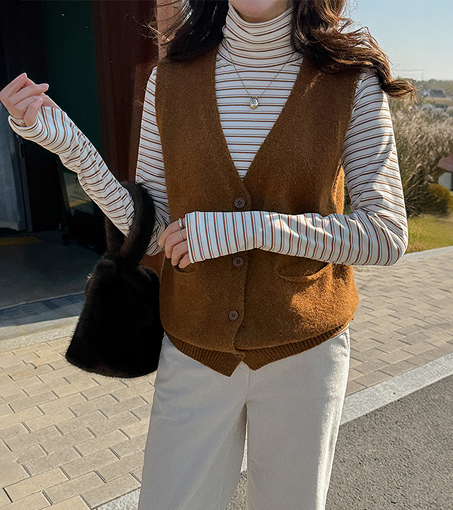 Two-pocket wool knit vest