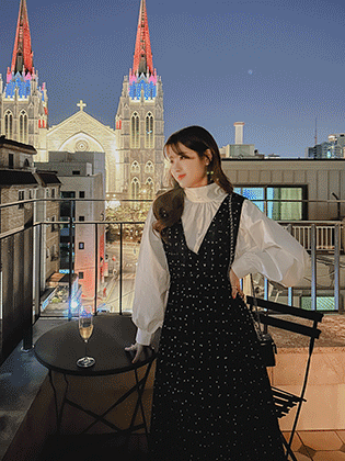 Jeanne back button puff blouse