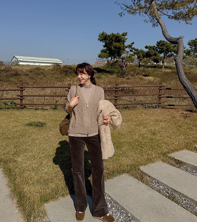 Slick Cable Zipper Knit Vest