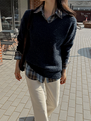 Bouclé V-neck wool knit