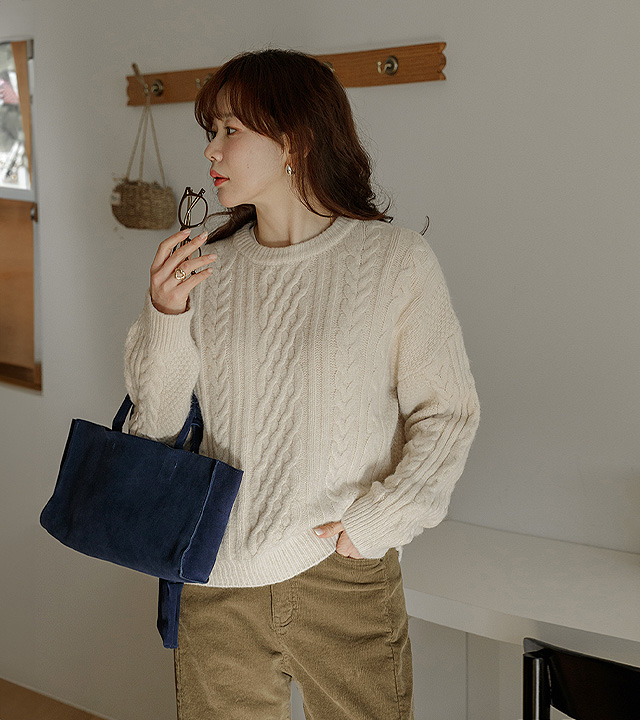 Vivid twist round knit