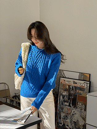 Vivid twist round knit