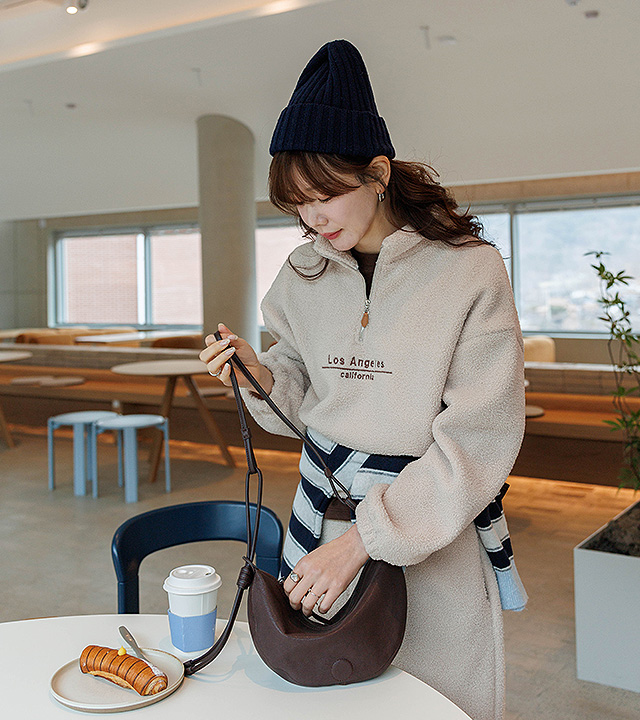 Fluffy bouclé half-zip up man-to-man 