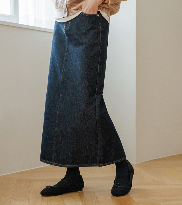 Low-rise raw denim skirt