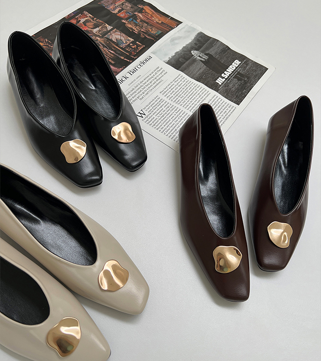 Gold symbol flat shoes