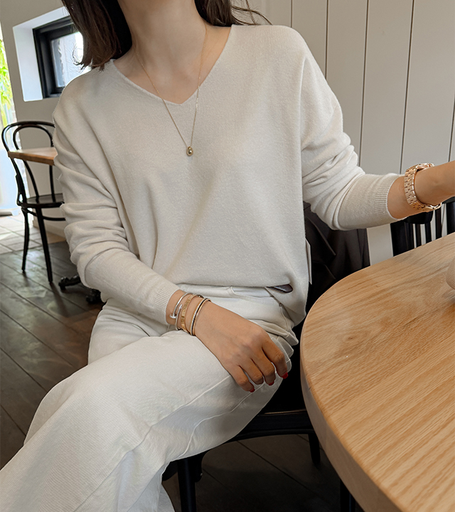 Low-length garment knit (2 types: round neck/V-neck)