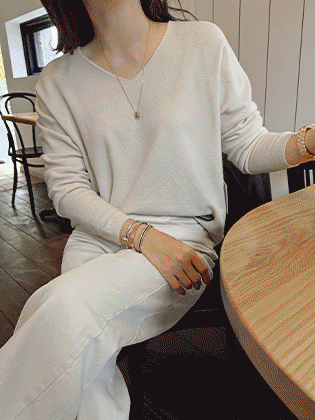 Low-length garment knit (2 types: round neck/V-neck)