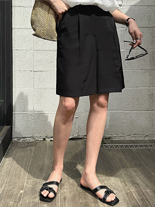 Reese's pintuck cropped slacks 