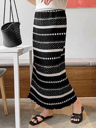 Motif print pleated skirt